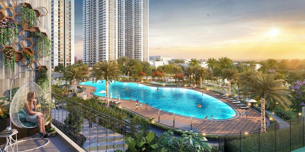 Bể bơi phong cách resort nhìn từ ban công căn hộ.