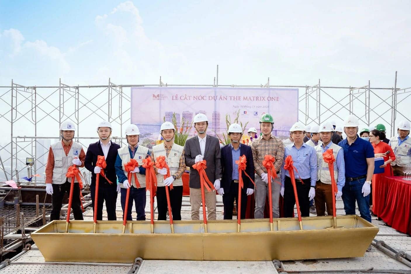 Đại diện Ban Lãnh đạo MIKGroup cùng chủ đầu tư và nhà thầu thi công Coteccons thực hiện các nghi thức cất nóc dự án The Matrix One