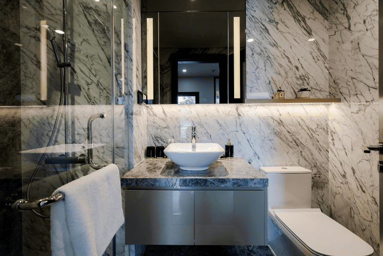 Nhà vệ sinh trang bị các thiết bị cao cấp từ các thương hiệu uy tín.